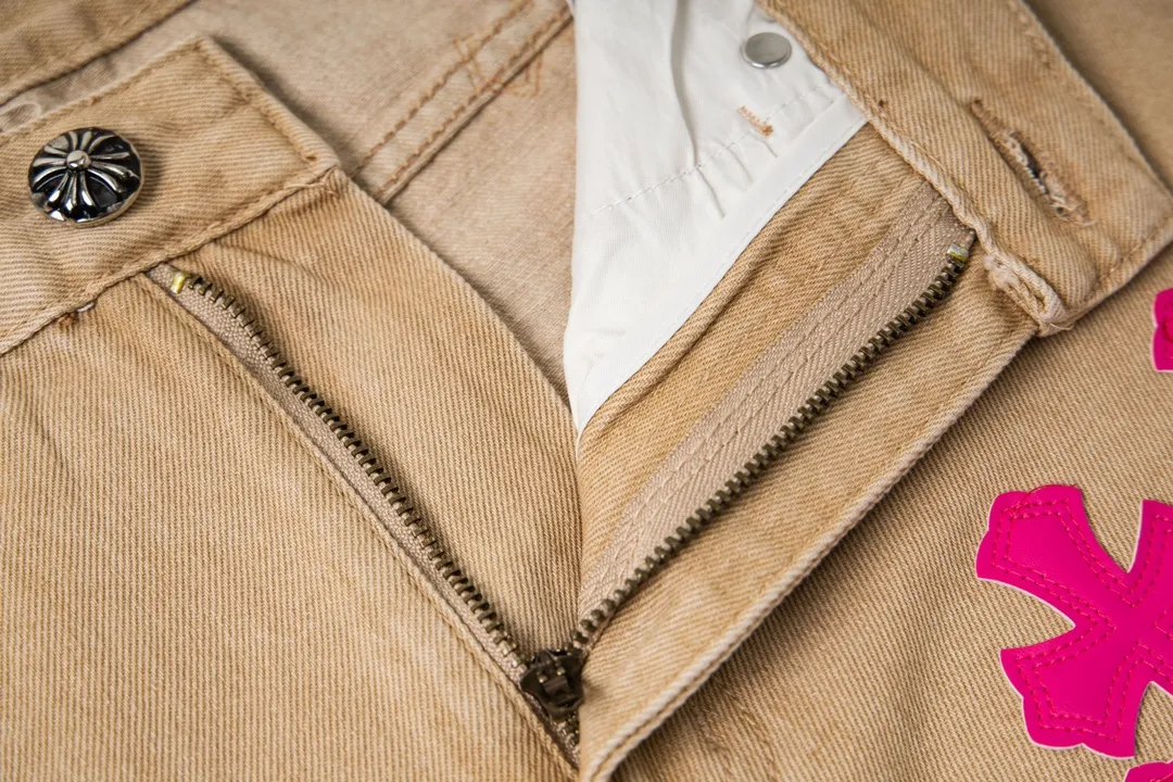 P250 model number Y842 Chrome Hearts/Chrome Hearts classic leather label cross denim trousers After the trousers are finished, they are subjected to heavy enzyme stone grinding and rinsing. Each pair is different in washing. The heavy washing process has many hidden secret details. The trousers featured this time are perfect in terms of shape and upper body. It is no exaggeration to say that it takes more time to make 20 short-sleeves than to make one pair of jeans. The fabric is made of 12.2 ounces of high-quality denim. Only denim with 12 ounces or more can have the unique high-end texture of denim. I am very satisfied with the proofing after several washes. Size:28-34
